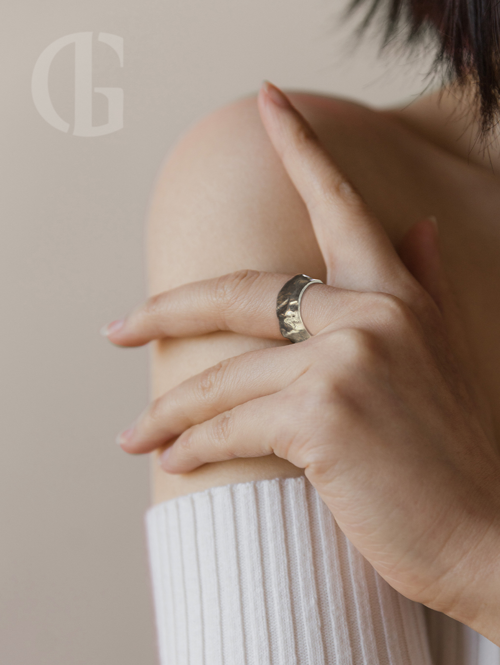 Silberner Ring mit rauer Oberfläche