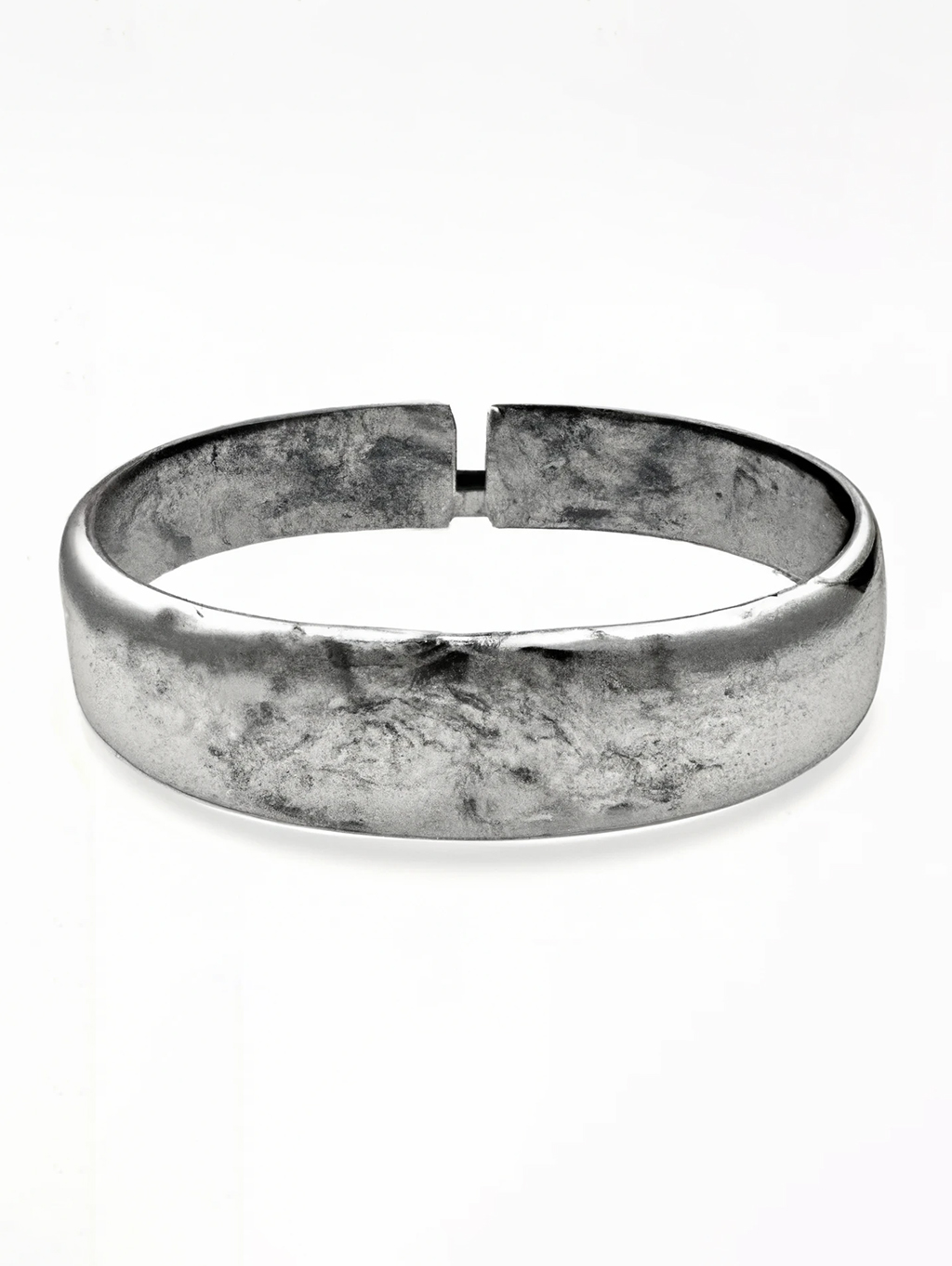 Silberner Ring mit rauer Oberfläche