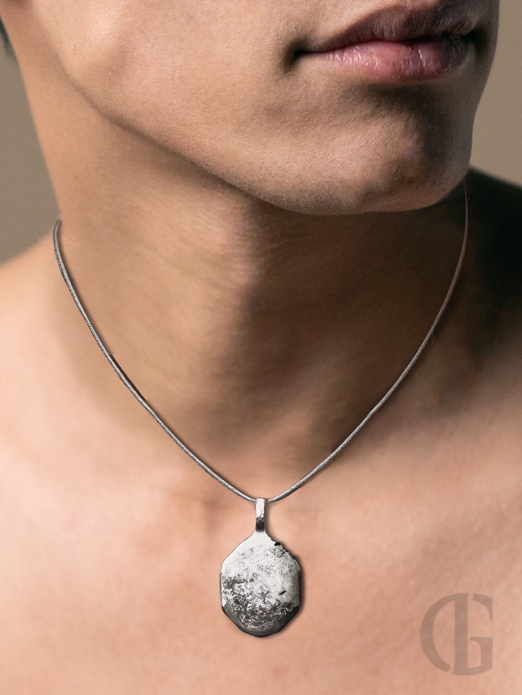 Silberner Ring mit Lavagestein Oberfläche