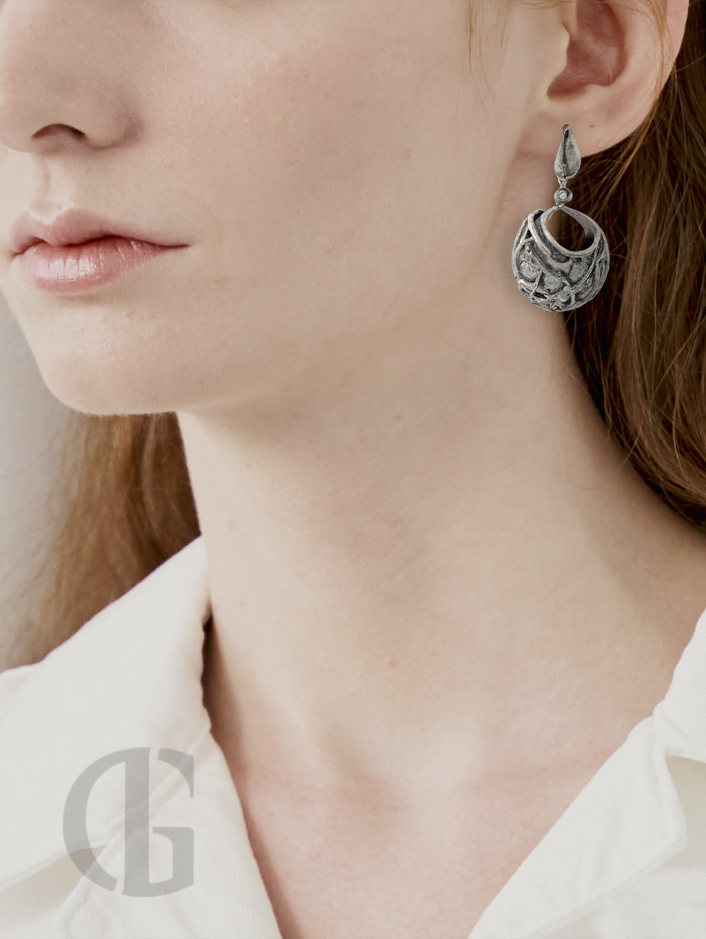 Silberner Ring mit Lavagestein Oberfläche