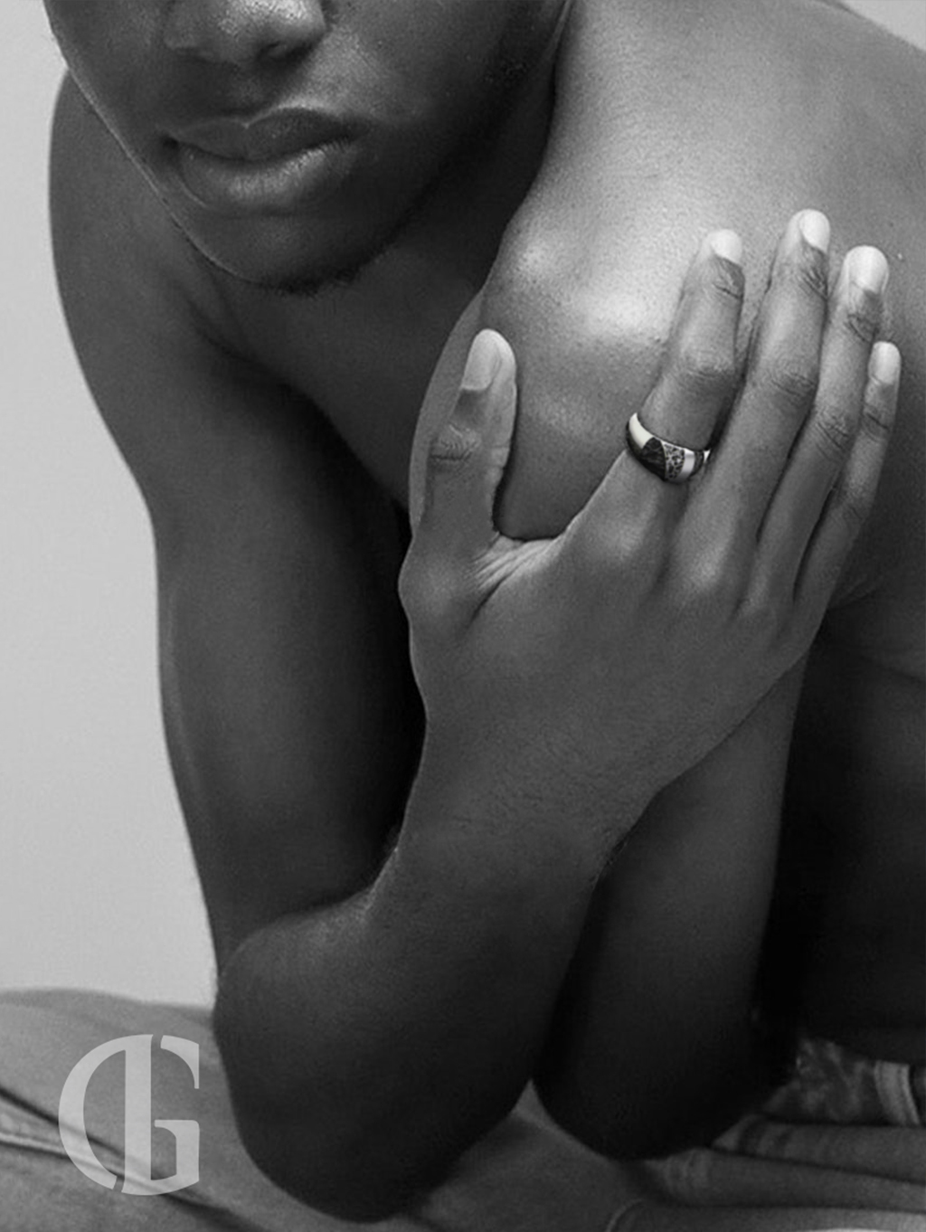 Silberner Ring mit Lavagestein Oberfläche