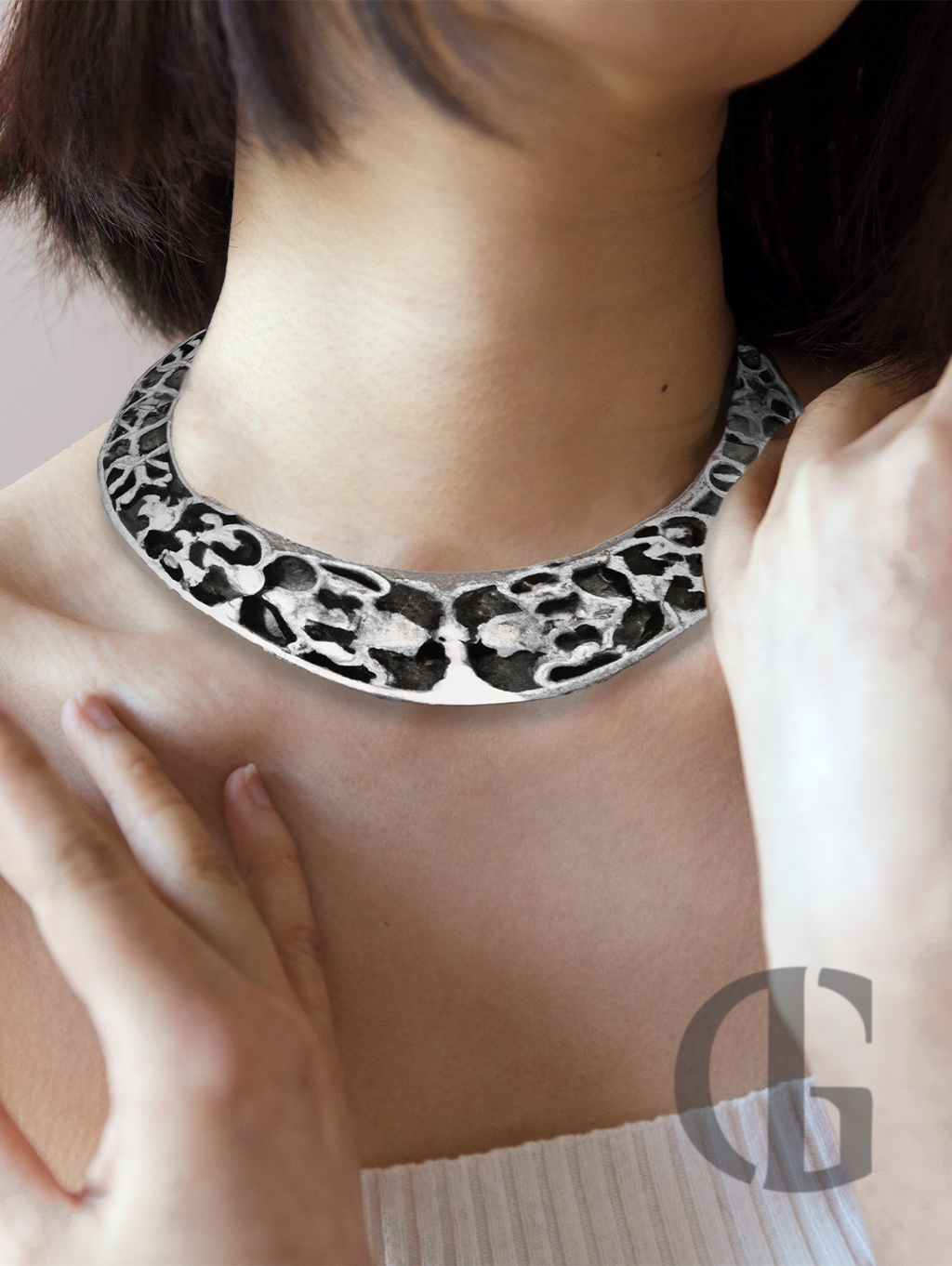 Silberner Ring mit Lavagestein Oberfläche