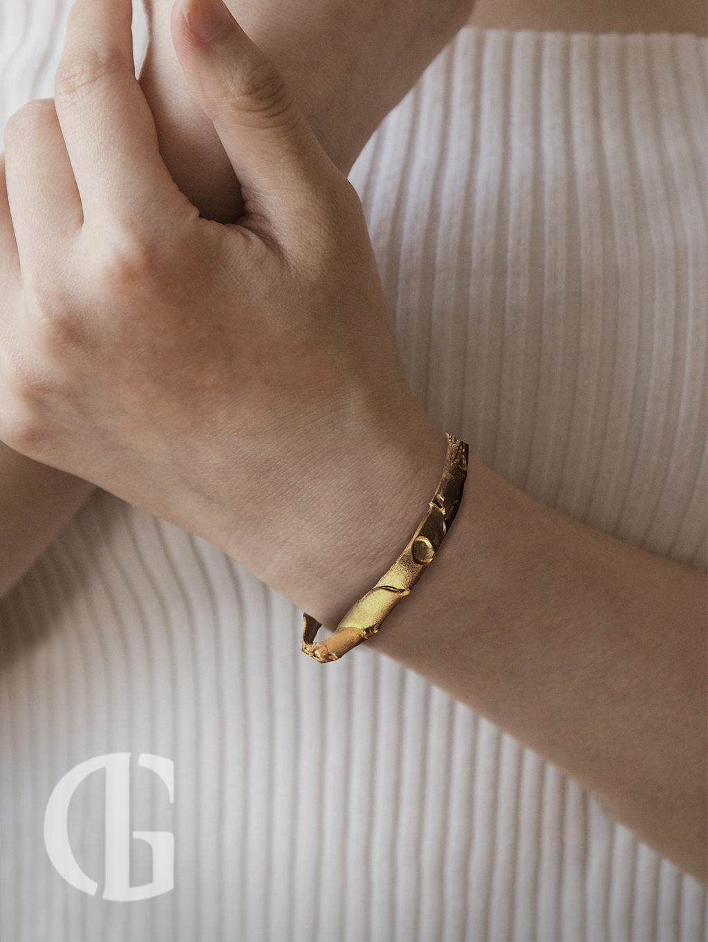 Silberner Ring mit Lavagestein Oberfläche