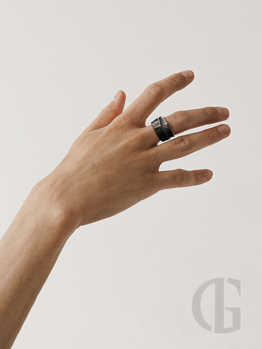 Silberner Ring mit Lavagestein Oberfläche