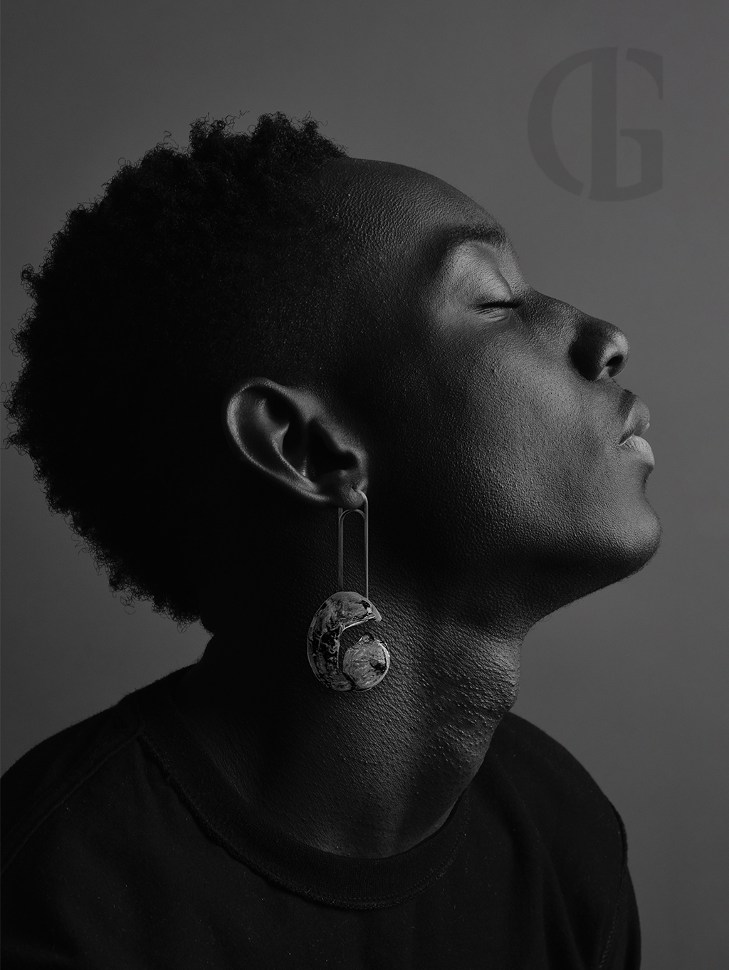 Silberner Ring mit Lavagestein Oberfläche