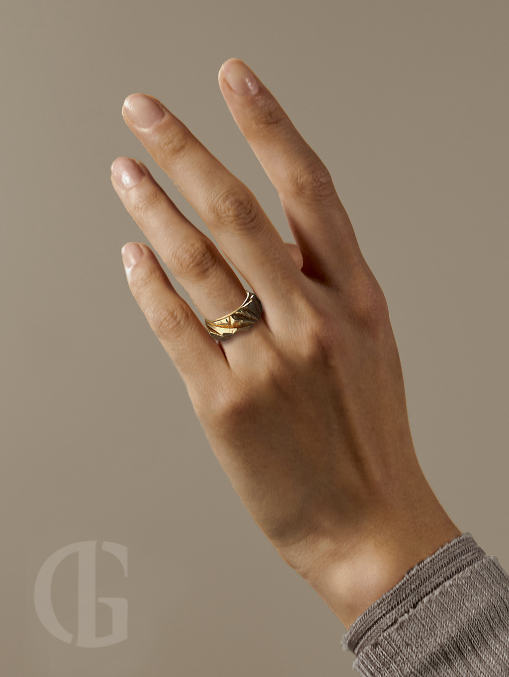 Silberner Ring mit Lavagestein Oberfläche